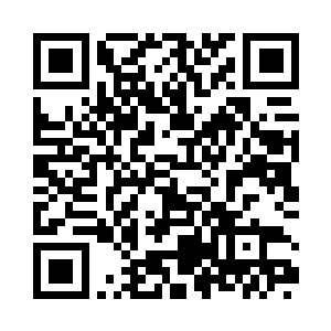 一条直通地下的楼梯被柔和光芒照的亮堂堂的二维码生成