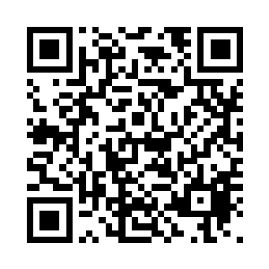 一枚钻戒平躺在一个密封的玻璃里面二维码生成