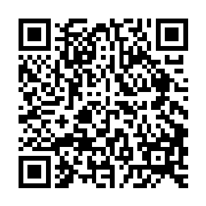 一点也没留意到此刻有道俏丽的人影已经偷偷地靠近了他的车边二维码生成