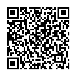 一片巨大的开阔空地中间一栋巨大的片状建筑矗立在中央二维码生成
