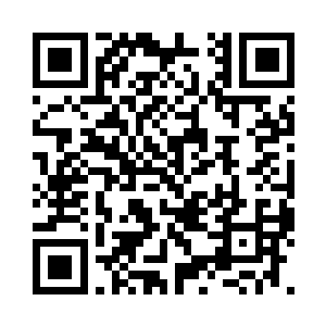 一片破布搭建起来的三角形单兵帐篷里二维码生成