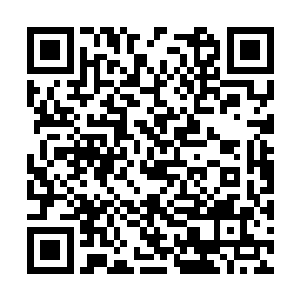 一直尾随着徐敏静出了酒店大厅的潘贵和连聪二人二维码生成