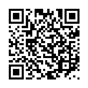 一直站在他身后的几个女孩已经凑过来二维码生成