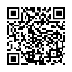 一簇黑色花瓣一边在在黑色小球上缓缓盛开二维码生成