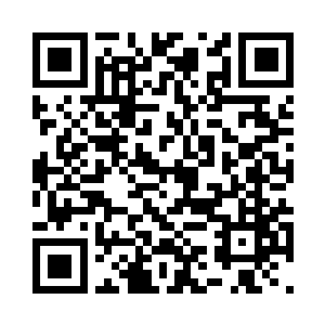 一群人一脸认真的研究着台上的战斗二维码生成