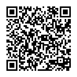 一群年轻貌美的女孩子站在人来人往的机场大厅盯着一个落莫的中年大叔猛看二维码生成