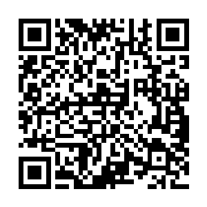一群身着轻型战斗装甲的士兵端着枪将四名玩家团团围住二维码生成