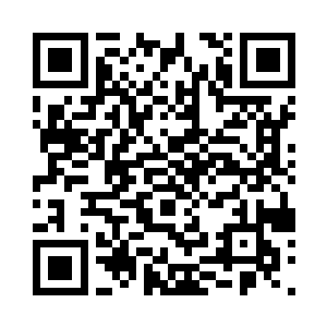 一股明亮的火光在黑暗中的剧院中绽放二维码生成