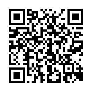 一脸肃然地站在一位身穿黑衣的高大男子身边二维码生成