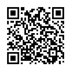 一艘艘小船亮着灯火在河床上巡弋而过二维码生成