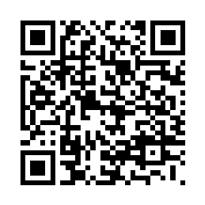 一行七人正沿着崎岖的山道不断前行二维码生成