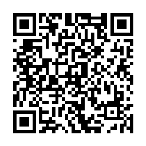 一袭白色长裙静静站在人群中的战如意亦目露羡艳二维码生成