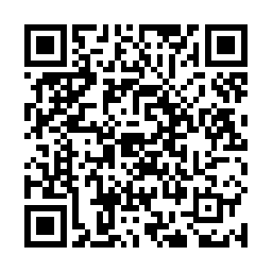 一走出房门就见到兰百灵在用脚大力踹着马晶莹的房门二维码生成