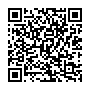 一路上不时能够看到一些来往都表情十分肃穆的人二维码生成