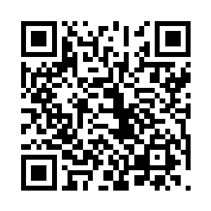 一身白色道袍的李长青手上拿着一个拂尘二维码生成