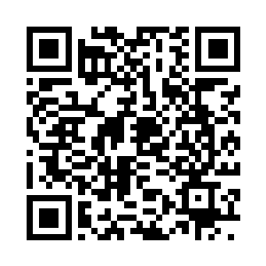 一轮弯月高高的悬挂在山顶上的时候二维码生成