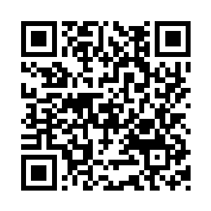 一辆大巴车避开了拥挤不堪戒备森严的正门二维码生成