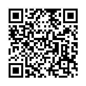 一辆牧马人前后进了这座仓库的大门二维码生成