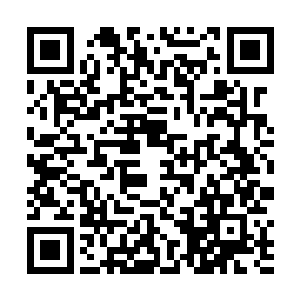 一辆风尘仆仆沾满了泥浆的车子从一条大道上直奔而来二维码生成