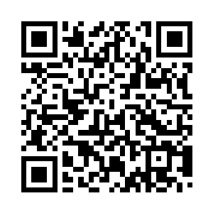 一边和电子虚拟屏幕上的女人对话二维码生成