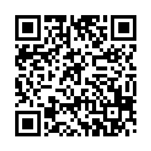 一边在店门口和旁边的开店的邻居聊着天二维码生成