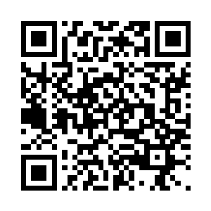 一边用手轻轻抚摸着自己凸起的肚子二维码生成