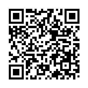 一边目光盯着脸上带着淡淡的笑容二维码生成