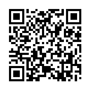 一边看着电视上正在播放着的本地新闻二维码生成