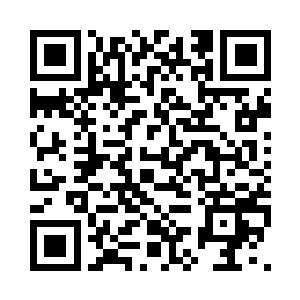 一边稍稍低头并把肩后长发拨向一侧二维码生成
