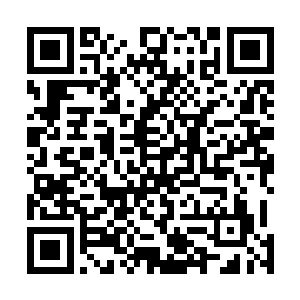 一边给固定在驾驶台后方的防水摄像机更换电池和录像带二维码生成