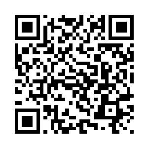 一边若有所思地拿叉子划动着瓷盘二维码生成