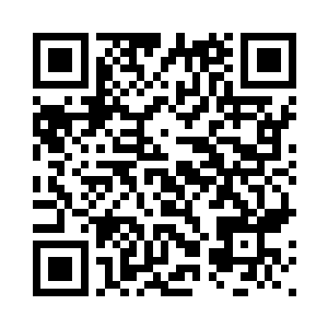 一道残影在烟雾和人群中窜梭而过二维码生成
