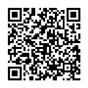 一颗烧得赤红的金属珠子正发出吱吱的声响飞速翻滚着想要向前二维码生成