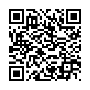 一颗白色的骷颅头位于十字架正中心二维码生成