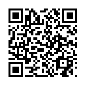 丁羽看着坐在客厅沙发上面的李富真二维码生成