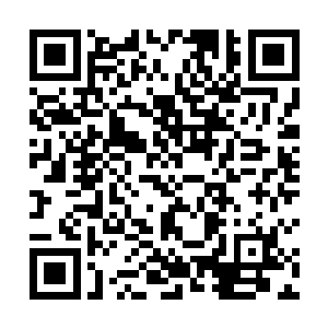 丁长生正在二楼靠窗的位置看着街道上来来往往的人群二维码生成
