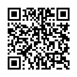 七八个男人正光着膀子在地上锻炼呢二维码生成