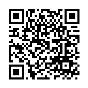 七爷枯瘦的双手紧紧抓着藤椅扶手二维码生成