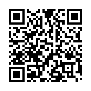 万丈金光从长满爬山虎的石门上绽放出来二维码生成