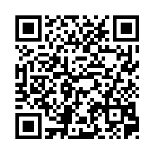 三下两下便爬到了别墅的二楼的一个窗户旁二维码生成