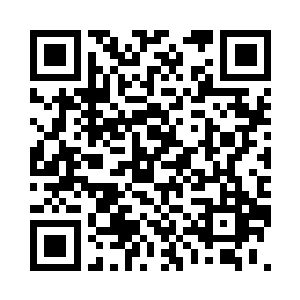 三个人一起把平板推车送下了直升机二维码生成