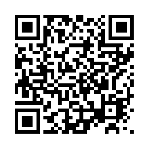 三个人单独站了一边的身影显得异常的突兀二维码生成
