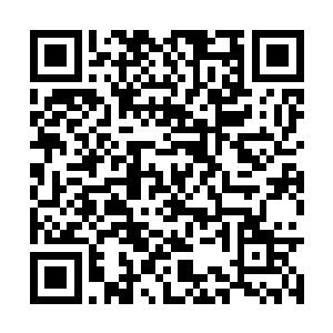 三个人用了比来时更快的速度回到那家拓荒者旅店二维码生成