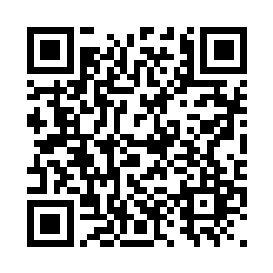 三个人走到石台的边缘向着下方望去二维码生成