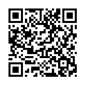 三个男人隔着玻璃窗看着纠缠在一起的两人二维码生成