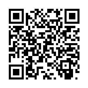 三人所站着的地方是一条长长的白玉通道二维码生成