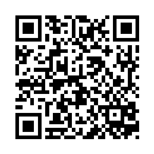 三人来到一个只有一张床和桌子上的房间内二维码生成