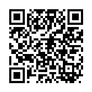 三人见突然有位身材高大的男子拦住他们二维码生成