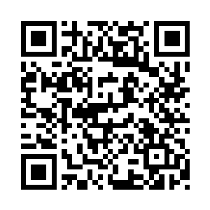 上前给这位三十多岁的母亲一个大大的拥抱二维码生成
