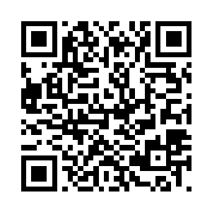 上午主持第一关考核的美妇再度出现二维码生成